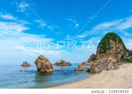 【新潟県蓬莱山】笹川流れ蓬莱山は天下の名勝。突如現れる巨大な岩山 116919410