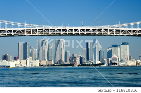 レインボーブリッジと高層ビル群 116919816