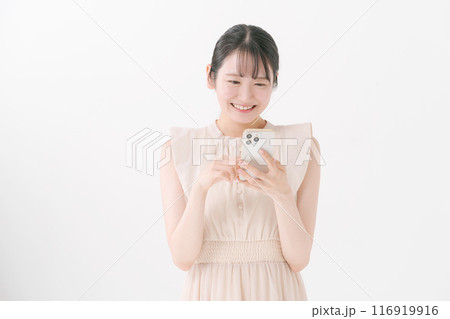 スマホを見る若い女性 スマホを見る若い女性 116919916