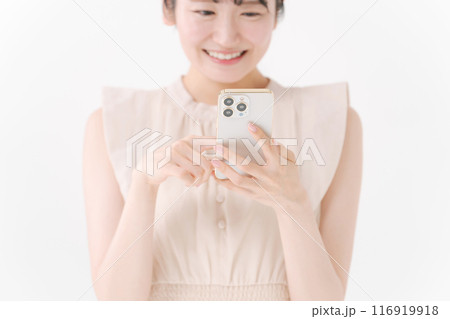 スマホを見る若い女性 116919918