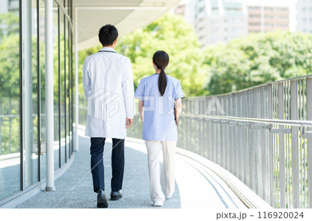 病院で働く若い医師と看護師 病院で働く若い医師と看護師 116920024
