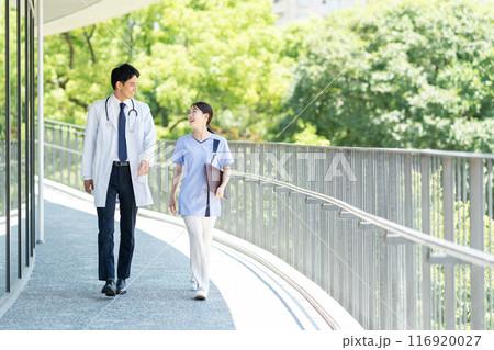 病院で働く若い医師と看護師 116920027