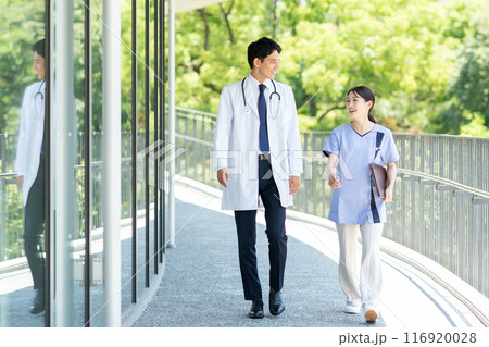 病院で働く若い医師と看護師 116920028