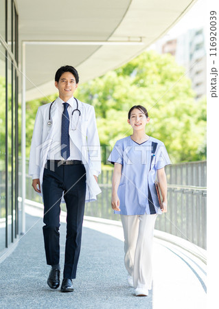病院で働く若い医師と看護師 病院で働く若い医師と看護師 116920039