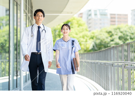 病院で働く若い医師と看護師 病院で働く若い医師と看護師 116920040