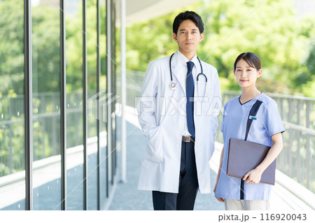 病院で働く若い医師と看護師 116920043