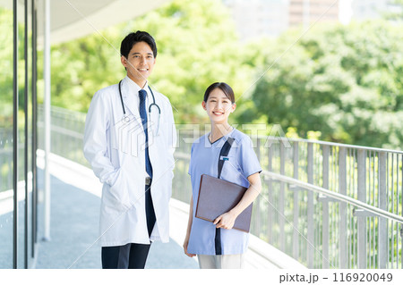 病院で働く若い医師と看護師 116920049