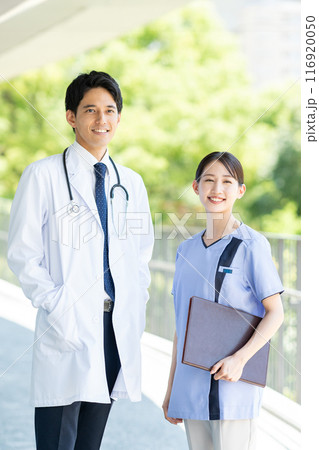 病院で働く若い医師と看護師 病院で働く若い医師と看護師 116920050