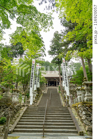 岐阜県揖斐川町　新緑の谷汲山華厳寺の本堂へ上がる階段 116920057