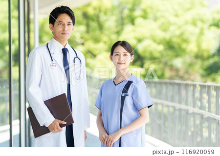 病院で働く若い医師と看護師 116920059