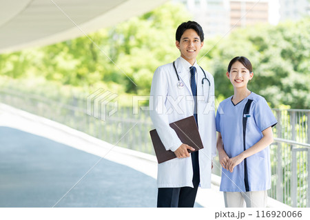 病院で働く若い医師と看護師 116920066