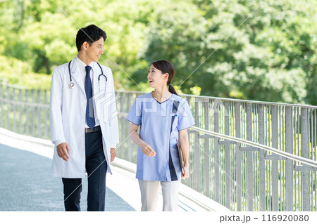 病院で働く若い医師と看護師 116920080