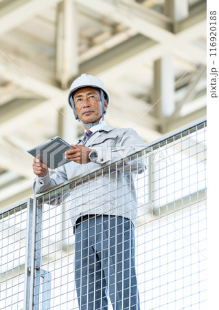 作業服を着たシニアの男性 116920188