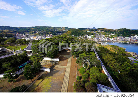 長崎県平戸市 平戸城 天守から見る本丸と平戸港 長崎県平戸市 平戸城 天守から見る本丸と平戸港 116920354