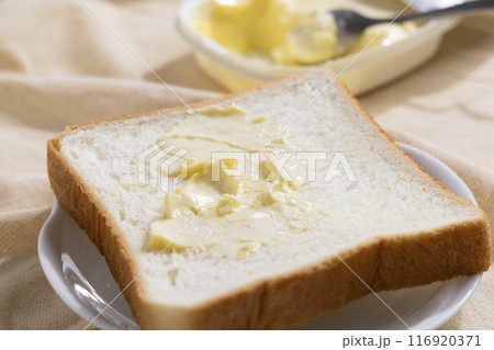 食パンにマーガリン3 116920371