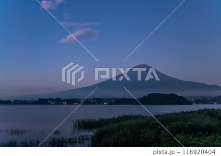 夜明け前の富士山 116920404