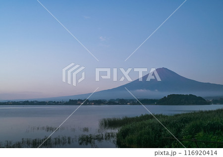 夜明け前の富士山 116920414