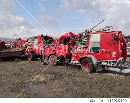 東日本大地震から二年後。被災した緊急車両 116920509