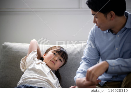 父親に叱られる娘 父親に叱られる娘 116920510