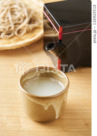 湯呑みに注いだ蕎麦湯 116920518