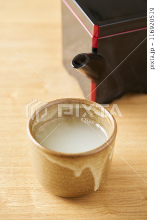 湯呑みに注いだ蕎麦湯 116920519