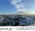 青空の下で朝日に照らされた富士山 116920574