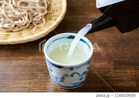 蕎麦湯を蕎麦猪口に注ぐ 116920609