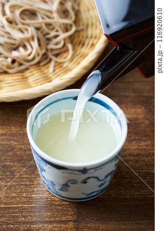蕎麦湯を蕎麦猪口に注ぐ 116920610