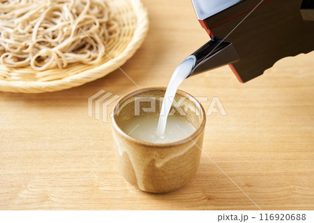 蕎麦湯を湯呑みに注ぐ 蕎麦湯を湯呑みに注ぐ 116920688
