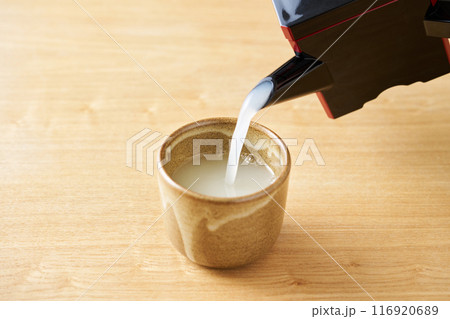 蕎麦湯を湯呑みに注ぐ 蕎麦湯を湯呑みに注ぐ 116920689