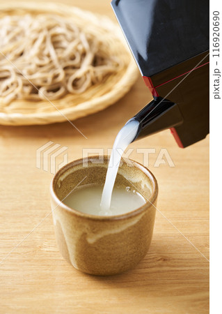 蕎麦湯を湯呑みに注ぐ 116920690