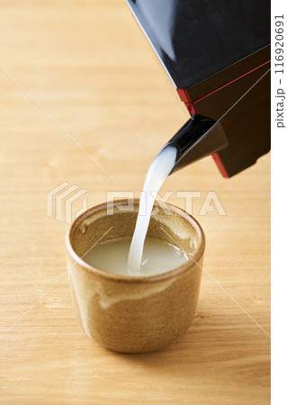 蕎麦湯を湯呑みに注ぐ 蕎麦湯を湯呑みに注ぐ 116920691