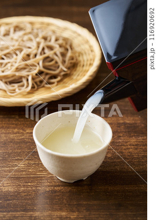 蕎麦湯を湯呑みに注ぐ 116920692