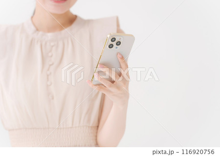 スマホを持つ若い女性の手元 116920756