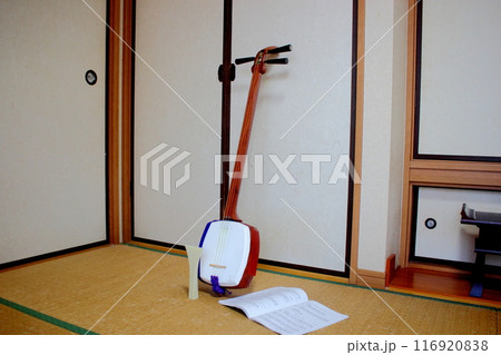 和室に置かれた三味線 和室に置かれた三味線 116920838