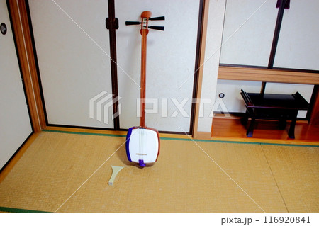 和室に置かれた三味線 116920841