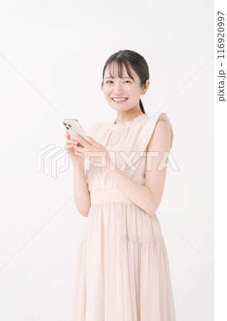 スマホを見る若い女性 スマホを見る若い女性 116920997