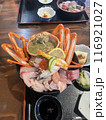 大きいカニが丸ごと入った海鮮丼 116921027