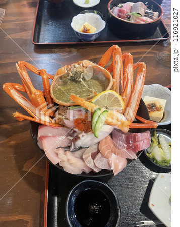 大きいカニが丸ごと入った海鮮丼 大きいカニが丸ごと入った海鮮丼 116921027