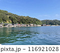 青空の下の水辺の側にある家 116921028