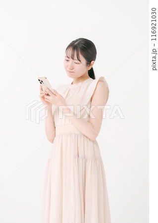 スマホを見て考える女性 スマホを見て考える女性 116921030