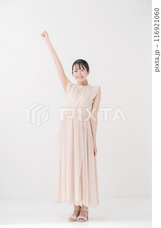 ガッツポーズをする元気な女性 116921060