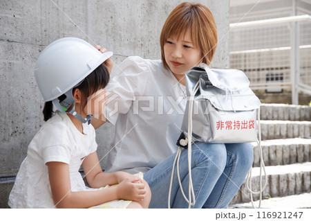 防災、避難場所の親子イメージ。子供を心配する母親。 116921247