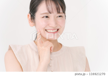 頬を触る20代女性 116921270