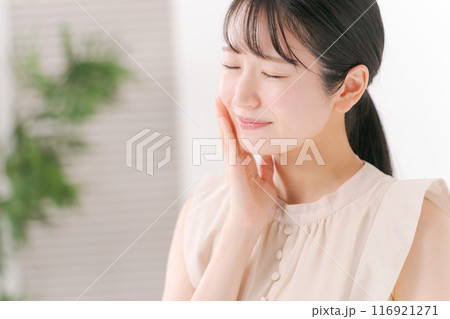 頬を触る20代女性 116921271