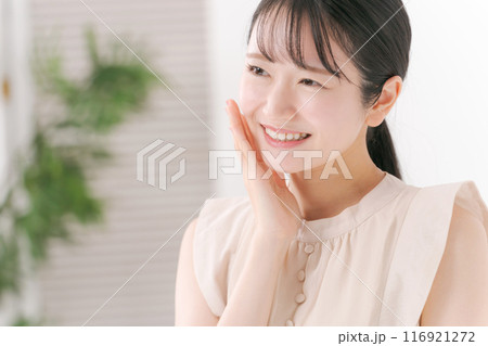 頬を触る20代女性 頬を触る20代女性 116921272