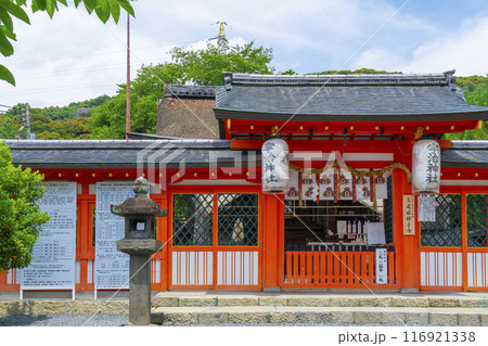 宇治神社　中門と本殿（京都府宇治市） 116921338