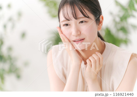 スキンケアをする若い女性 スキンケアをする若い女性 116921440