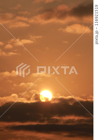 Tampilan close up matahari tersembunyi di balik fotografi awan 116921519