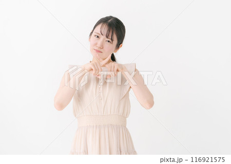 バツのジェスチャーをする若い女性 116921575